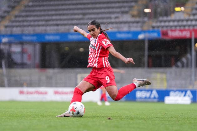 Sabah Seghir (SC Freiburg, 09) am Ball , Deutschland, Fussball, GooglePixel Frauen-Bundesliga, 4.Spieltag, 2026 2027, SC Freiburg vs. 1. FSV Mainz 05, 13.09.2026, Dreisamstadion, Freiburg Freiburg Dreisamstadion Baden-Wuerttemberg Deutschland Copyright: xArnexAmbergx