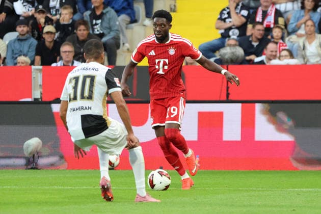 13.09.2026, Fussball, Herren, 1. Bundesliga, Saison 2026 2027, SV 07 Elversberg - FC Bayern München, Jan Gyamerah (SV 07 Elversberg), Alphonso Davies (FC Bayern München) Elversberg Ursapharm-Arena an der Kaiserlinde Saarland Deutschland (DEU) Copyright: xFabianxKleerx
