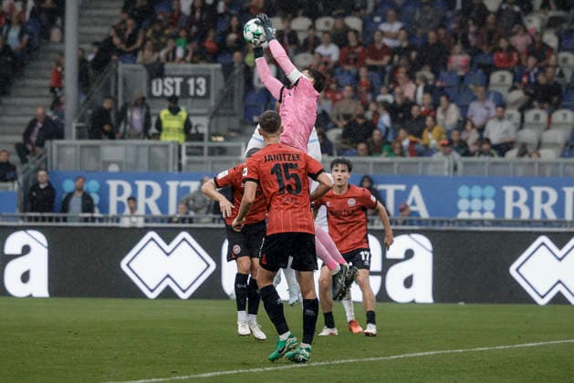 13.09.2026, xhettx, Fussball 3.Liga, SV Wehen Wiesbaden - SV Waldhof Mannheim v.l. Florian Stritzel (SV Wehen Wiesbaden, 16) fischt den Ball aus der Luft