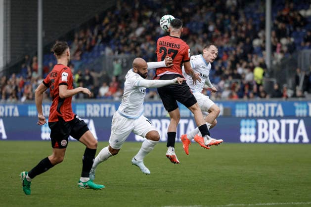 13.09.2026, xhettx, Fussball 3.Liga, SV Wehen Wiesbaden - SV Waldhof Mannheim v.l. Max Brandt (SV Wehen Wiesbaden, 37) köpft den Ball raus