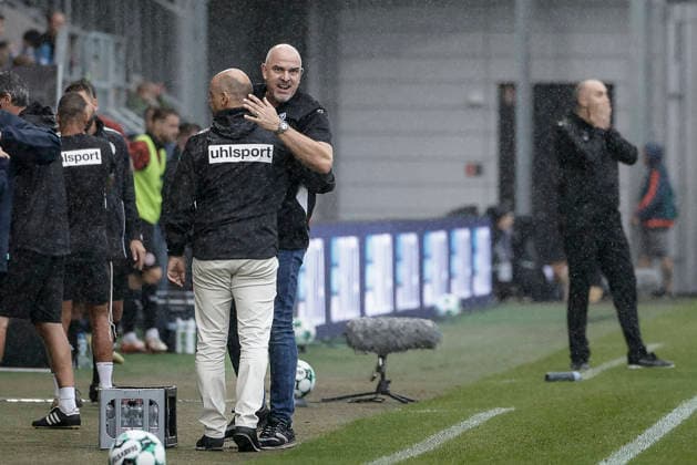 13.09.2026, xhettx, Fussball 3.Liga, SV Wehen Wiesbaden - SV Waldhof Mannheim v.l. Jubel auf der Bank des Waldhof