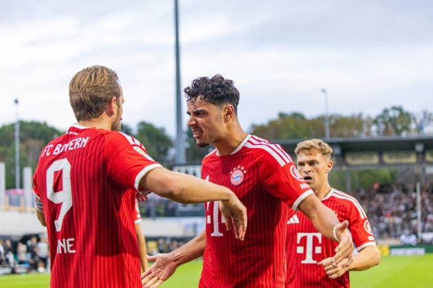 13.09.26 SV Elversberg - FC Bayern München Deutschland, Elversberg, 13.09.2026, Fussball, Bundesliga, Saison 2026 2027, SV Elversberg - FC Bayern München: v.l. Harry Kane, Aleksandar Pavlovic (beide FC Bayern); Jubel Tor 1:2 Kane.