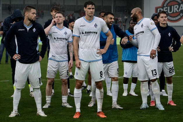 13.09.2026, xhettx, Fussball 3.Liga, SV Wehen Wiesbaden - SV Waldhof Mannheim v.l. Die Mannschaft feiert mit den mitgereisten Fans