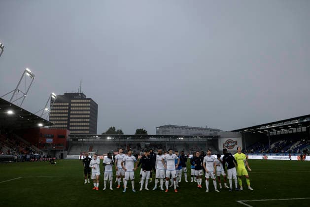 13.09.2026, xhettx, Fussball 3.Liga, SV Wehen Wiesbaden - SV Waldhof Mannheim v.l. Die Mannschaft feiert mit den mitgereisten Fans
