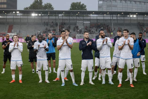 13.09.2026, xhettx, Fussball 3.Liga, SV Wehen Wiesbaden - SV Waldhof Mannheim v.l. Die Mannschaft feiert mit den mitgereisten Fans