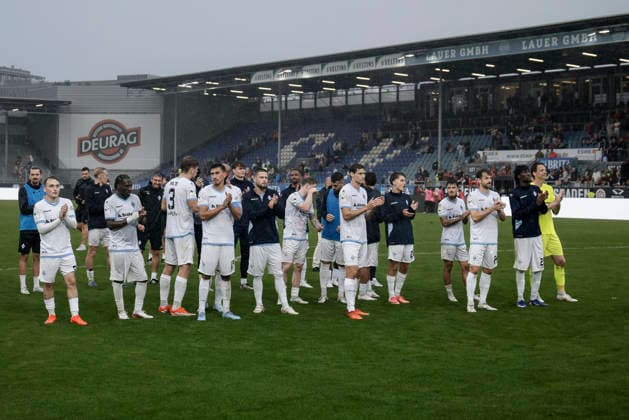 13.09.2026, xhettx, Fussball 3.Liga, SV Wehen Wiesbaden - SV Waldhof Mannheim v.l. Die Mannschaft feiert mit den mitgereisten Fans