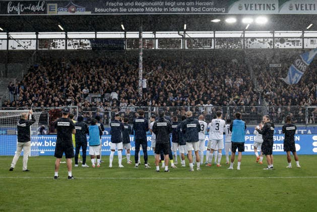 13.09.2026, xhettx, Fussball 3.Liga, SV Wehen Wiesbaden - SV Waldhof Mannheim v.l. Die Mannschaft feiert mit den mitgereisten Fans