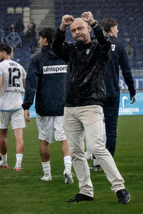 13.09.2026, xhettx, Fussball 3.Liga, SV Wehen Wiesbaden - SV Waldhof Mannheim v.l. Rui Mota (SV Waldhof Mannheim, Trainer) bedankt sich bei den Fans