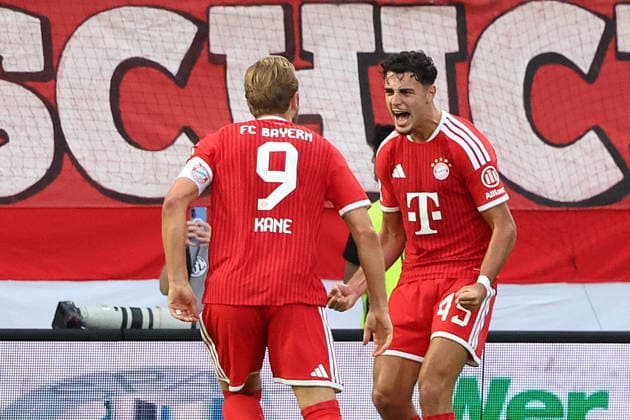 13.09.2026, xrekx, Fussball 1.Bundesliga, SV Elversberg - FC Bayern München v.l. Torjubel nach dem Tor zum celebrating the goal celebrate 1:2 durch Harry Kane (FC Bayern Muenchen) mit Aleksandar Pavlovic (FC Bayern Muenchen) (DFL DFB REGULATIONS PROHIBIT ANY USE OF PHOTOGRAPHS as IMAGE SEQUENCES and or QUASI-VIDEO) Elversberg
