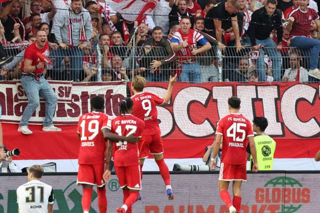13.09.2026, xrekx, Fussball 1.Bundesliga, SV Elversberg - FC Bayern München v.l. Torjubel nach dem Tor zum celebrating the goal celebrate 1:2 durch Harry Kane (FC Bayern Muenchen) (DFL DFB REGULATIONS PROHIBIT ANY USE OF PHOTOGRAPHS as IMAGE SEQUENCES and or QUASI-VIDEO) Elversberg