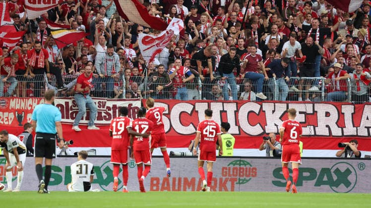 13.09.2026, xrekx, Fussball 1.Bundesliga, SV Elversberg - FC Bayern München v.l. Torjubel nach dem Tor zum celebrating the goal celebrate 1:2 durch Harry Kane (FC Bayern Muenchen) (DFL DFB REGULATIONS PROHIBIT ANY USE OF PHOTOGRAPHS as IMAGE SEQUENCES and or QUASI-VIDEO) Elversberg