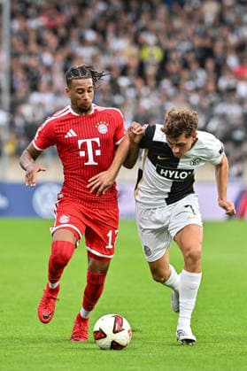 1. Fussball Bundesliga: SV Elversberg - FC Bayern Muenchen, 13.09.2026 ELVERSBERG, GERMANY; 13. SEPTEMBER: im Duell Michael OLISE (FC Bayern Munich 17) und Maurice KRATTENMACHER (SV Elversberg 7) während dem Match der Bundesliga zwischen der SV Elversberg und dem FC Bayern München am 3. Spieltag in der Ursapharm-Arena an der Kaiserlinde DFL REGULATIONS PROHIBIT ANY USE OF PHOTOGRAPHS AS IMAGE SEQUENCES AND OR QUASI-VIDEO Copyright: xBEAUTIFULxSPORTS Goldbergx