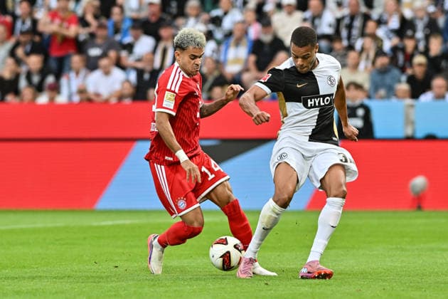 1. Fussball Bundesliga: SV Elversberg - FC Bayern Muenchen, 13.09.2026 ELVERSBERG, GERMANY; 13. SEPTEMBER: im Duell Luis DIAZ (FC Bayern Munich 14) und Jan GYAMERAH (SV Elversberg 30) während dem Match der Bundesliga zwischen der SV Elversberg und dem FC Bayern München am 3. Spieltag in der Ursapharm-Arena an der Kaiserlinde DFL REGULATIONS PROHIBIT ANY USE OF PHOTOGRAPHS AS IMAGE SEQUENCES AND OR QUASI-VIDEO Copyright: xBEAUTIFULxSPORTS Goldbergx