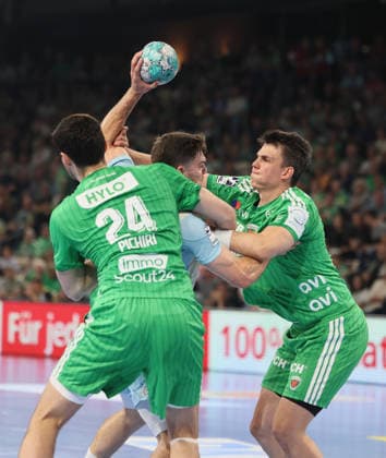 GER HBL Saison 2026 2027 FÜCHSE Berlin vs. VfL Gummersbach, 13.09.26, MAX-SCHMELING-HALLE, Berlin, =auro PICHIRI (Füchse Berlin 24) und Fredrik SIMAK (Füchse Berlin 9) stoppen Kay SMITS (Füchse Berlin 31), Abwehrarbeit Team FÜCHSE Berlin