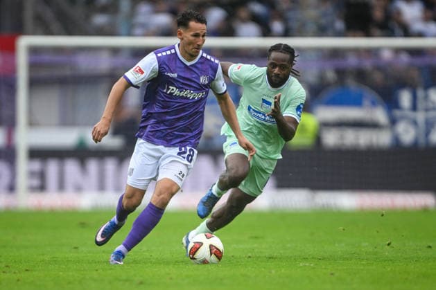 2. Bundesliga - 26 27 - VfL Osnabrück - Hertha BSC Berlin am 13.09.2026 an der Bremer Brücke in Osnabrück Faber Konrad (Osnabrueck) im Zweikampf gegen Deyovaisio Zeefuik (Berlin)