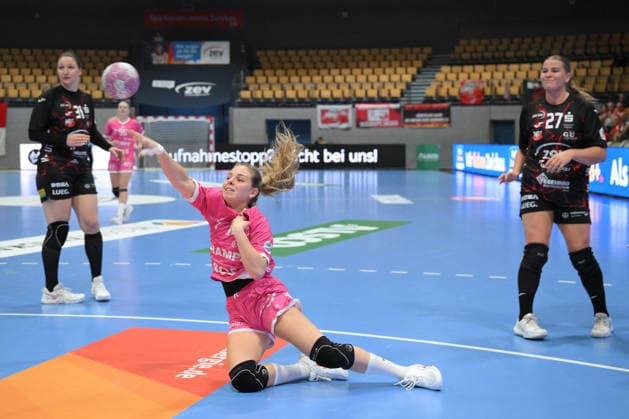 Johanna Farkas (TusSies Metzingen) beim Torwurf, Liv Navne (BSV Sachsen Zwickau) re. und Victoria Hasselbusch (BSV Sachsen Zwickau) li. GER, BSV Sachsen Zwickau vs. TusSies Metzingen, Handball, Bundesliga, Frauen, Alsco HBF, 3. Spieltag, Saison 2026 2027, 13.09.2026 GER, BSV Sachsen Zwickau vs. TusSies Metzingen, Handball, Bundesliga, Frauen, Alsco HBF, 3. Spieltag, Saison 2026 2027, 13.09.2026 Zwickau Copyright: xEibner-Pressefotox EP_BHR