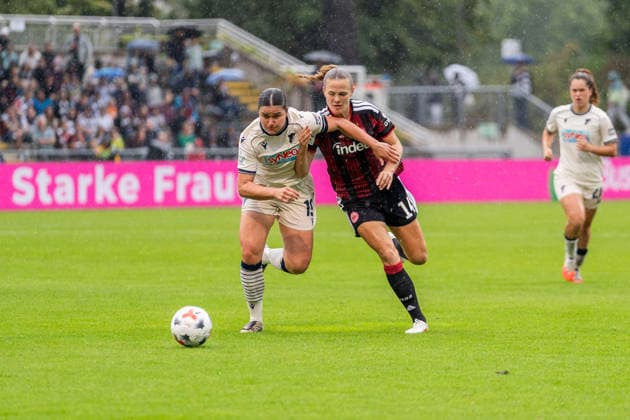 Spielszene, Zweikampf, Ballaktion, Aktion, Ball, Dribbling, v.l. Svenja Foelmli (TSG 1899 Hoffenheim, 19), Marthine Ostenstad (Eintracht Frankfurt, 14), GER, Eintracht Frankfurt vs. TSG 1899 Hoffenheim, Fussball, Google Pixel Frauen-Bundesliga, 4. Spieltag, Saison 2026 2027, 13.09.2026, DFB REGULATIONS PROHIBIT ANY USE OF PHOTOGRAPHS AS IMAGE SEQUENCES AND OR QUASI-VIDEO, GER, Eintracht Frankfurt vs. TSG 1899 Hoffenheim, Fussball, Google Pixel Frauen-Bundesliga, 4. Spieltag, Saison 2026 2027, 13.09.2026 Frankfurt am Main Copyright: xEibner-Pressefoto J-NxGroemlingx EP_JGG