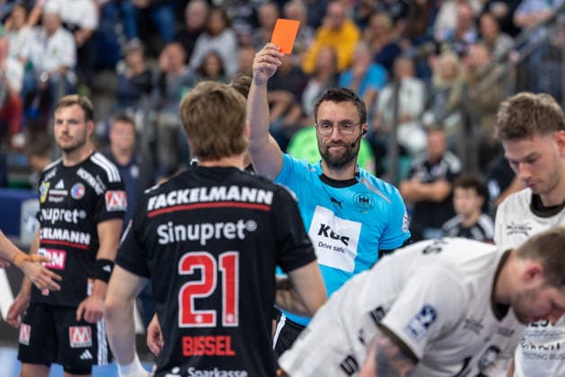 Schiedsrichter Steven Heine zeigt den Erlangener Kapitaen Christopher Bissel (HC Erlangen, 21) nach einem groben Foulspiel. HC Erlangen vs. Bergischer HC, Handball, Opel Handball-Bundesliga, 5. Spieltag, Spielzeit 2026 2027, 13.09.2026 HC Erlangen vs. Bergischer HC, Handball, Opel Handball-Bundesliga, 5. Spieltag, Spielzeit 2026 2027, 13.09.2026 Nuernberg Copyright: xEibner-Pressefoto ArdanxFuessmanx EP_AFN