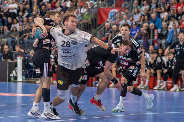 Foulspiel von Christopher Bissel (HC Erlangen, 21) an Tom Bergner (Bergischer HC, 28), worauf der Erlanger eine rote Karte bekommen hat. HC Erlangen vs. Bergischer HC, Handball, Opel Handball-Bundesliga, 5. Spieltag, Spielzeit 2026 2027, 13.09.2026 HC Erlangen vs. Bergischer HC, Handball, Opel Handball-Bundesliga, 5. Spieltag, Spielzeit 2026 2027, 13.09.2026 Nuernberg Copyright: xEibner-Pressefoto ArdanxFuessmanx EP_AFN