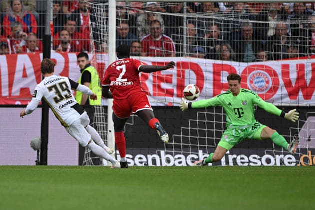 Cole CAMPBELL (Elversberg) erzielt ein Tor gegen Torwart Jonas URBIG (M) das wegen Abseits annuliert wird, Fussball 1. Bundesliga, 3.Spieltag, matchday3, Spieltag3, SV 07 Elversberg - FC Bayern Muenchen am 13.09.2026 in der Ursapharm-Arena an der Kaiserlinde, Waldstadion in Elversberg Deutschland. DFL regulations prohibit any use of photographs as image sequences and or quasi-video Â