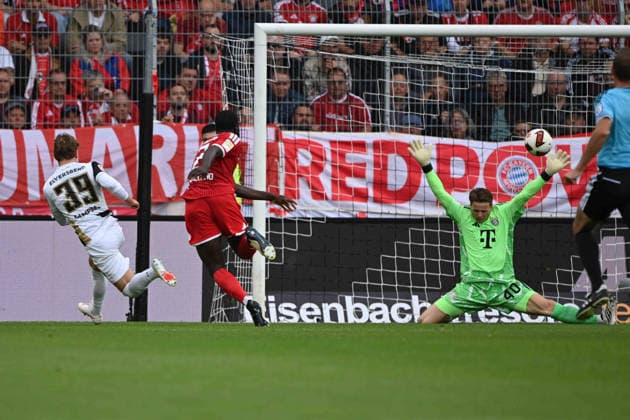 Cole CAMPBELL (Elversberg) erzielt ein Tor gegen Torwart Jonas URBIG (M) das wegen Abseits annuliert wird, Fussball 1. Bundesliga, 3.Spieltag, matchday3, Spieltag3, SV 07 Elversberg - FC Bayern Muenchen am 13.09.2026 in der Ursapharm-Arena an der Kaiserlinde, Waldstadion in Elversberg Deutschland. DFL regulations prohibit any use of photographs as image sequences and or quasi-video Â