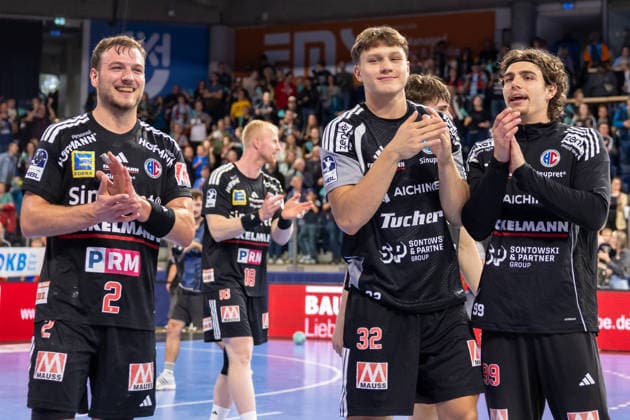 Jubel nach dem Sieg und Freude, Frieder Bandlow (HC Erlangen, 02), Maxsim Lochman (HC Erlangen, 32), Tobias Buck (HC Erlangen, 39) HC Erlangen vs. Bergischer HC, Handball, Opel Handball-Bundesliga, 5. Spieltag, Spielzeit 2026 2027, 13.09.2026 HC Erlangen vs. Bergischer HC, Handball, Opel Handball-Bundesliga, 5. Spieltag, Spielzeit 2026 2027, 13.09.2026 Nuernberg Copyright: xEibner-Pressefoto ArdanxFuessmanx EP_AFN