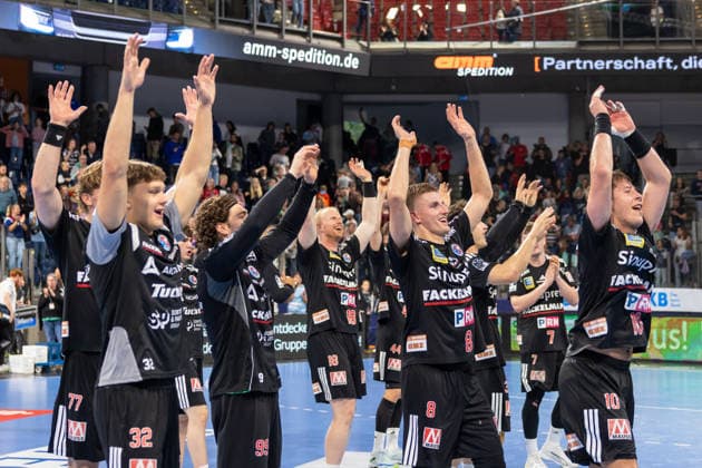 Mannschaftwelle nach dem Sieg zu den Fans, Maxsim Lochman (HC Erlangen, 32), Sander Overjordet (HC Erlangen, 08) Florian Scheerer (HC Erlangen, 10) HC Erlangen vs. Bergischer HC, Handball, Opel Handball-Bundesliga, 5. Spieltag, Spielzeit 2026 2027, 13.09.2026 HC Erlangen vs. Bergischer HC, Handball, Opel Handball-Bundesliga, 5. Spieltag, Spielzeit 2026 2027, 13.09.2026 Nuernberg Copyright: xEibner-Pressefoto ArdanxFuessmanx EP_AFN