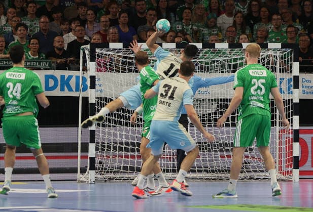 GER HBL Saison 2026 2027 FÜCHSE Berlin vs. VfL Gummersbach, 13.09.26, MAX-SCHMELING-HALLE, Berlin, Ales DUSHJEBAEV (Füchse Berlin 10) setzt sich am Kreis durch und trifft gegen Lasse LUDWIG (Füchse Berlin 1)