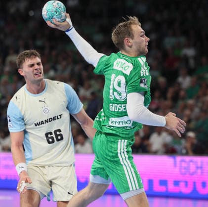 GER HBL Saison 2026 2027 FÜCHSE Berlin vs. VfL Gummersbach, 13.09.26, MAX-SCHMELING-HALLE, Berlin, Mathias GIDSEL (Füchse Berlin 19) fliegt an Stepan ZEMAN (VfL Gummersbach 66) vorbei