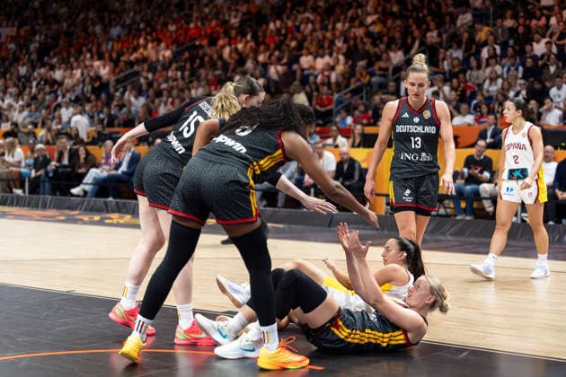 Emma Eichmeyer (Deutschland, 09) am Boden, Luisa Geiselsoder (Deutschland, 15) und Nyara Sabally (Deutschland, 08) helfen hoch, GER, Spanien vs. Deutschland, Basketball, FIBA Women s World Cup 2026, Spiel um Platz 3, 13.09.2026 GER, Spanien vs. Deutschland, Basketball, FIBA Women s World Cup 2026, Spiel um Platz 3, 13.09.2026 Berlin Copyright: xEibner-Pressefoto MaxxVincenx EP_MVN