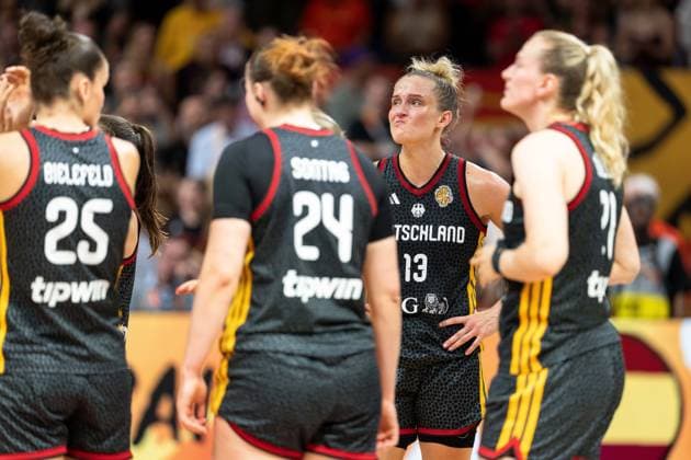 deutsche Mannschaft enttaeuscht Enttaeuschung nach Niederlage, Clara Bielefeld (Deutschland, 25), Lina Sontag (Deutschland, 24), Leonie Fiebich (Deutschland, 13), Marie Guelich (Deutschland, 21), GER, Spanien vs. Deutschland, Basketball, FIBA Women s World Cup 2026, Spiel um Platz 3, 13.09.2026 GER, Spanien vs. Deutschland, Basketball, FIBA Women s World Cup 2026, Spiel um Platz 3, 13.09.2026 Berlin Copyright: xEibner-Pressefoto MaxxVincenx EP_MVN