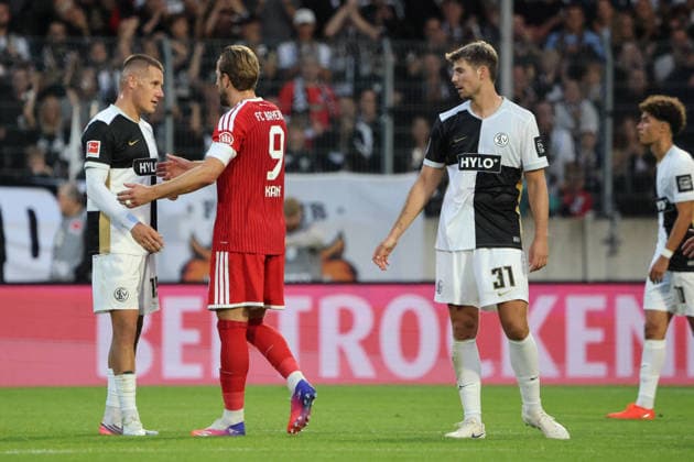 13.09.2026, Fussball, Herren, 1. Bundesliga, Saison 2026 2027, SV 07 Elversberg - FC Bayern München, Harry Kane (FC Bayern München), Lukas Pinckert (SV 07 Elversberg), Maximilian Rohr (SV 07 Elversberg) Elversberg Ursapharm-Arena an der Kaiserlinde Saarland Deutschland (DEU) Copyright: xFabianxKleerx