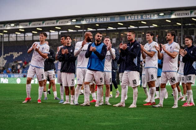 Deutschland: Fussball Saison 2026 2027 , 3. Liga , 5. Spieltag , SV Wehen Wiesbaden vs. SV Waldhof Mannheim - Brita-Arena (Wiesbaden) : Mannschaft nach dem Spiel bei den Fans, Applaus, Klatschen, Geste, Gestik, Emotion Wiesbaden Brita-Arena Deutschland Germany Copyright: xBennetxLongx