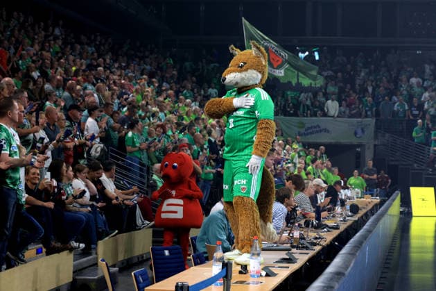 13.09.2026, GER Deutschland, Handball, 1.Bundesliga, 27.08.2026, Saison 2026 2027, Berlin, Fuechse Berlin vs Gummersbach Maskotchen Fuchsi, Zuschauer, Besucher, Fans nordphoto GmbH Engler Berlin Max-Schmeling-Halle Berlin Deutschland Copyright: xNordphotox xEnglerx