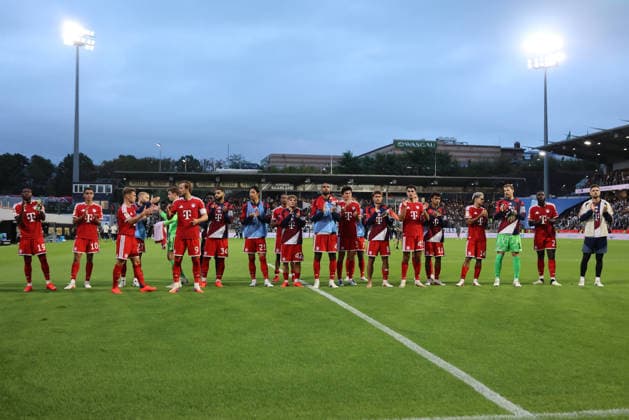13.09.2026, Fussball, Herren, 1. Bundesliga, Saison 2026 2027, SV 07 Elversberg - FC Bayern München, Die Mannschaft (FC Bayern München) feiert den Sieg Elversberg Ursapharm-Arena an der Kaiserlinde Saarland Deutschland (DEU) Copyright: xFabianxKleerx