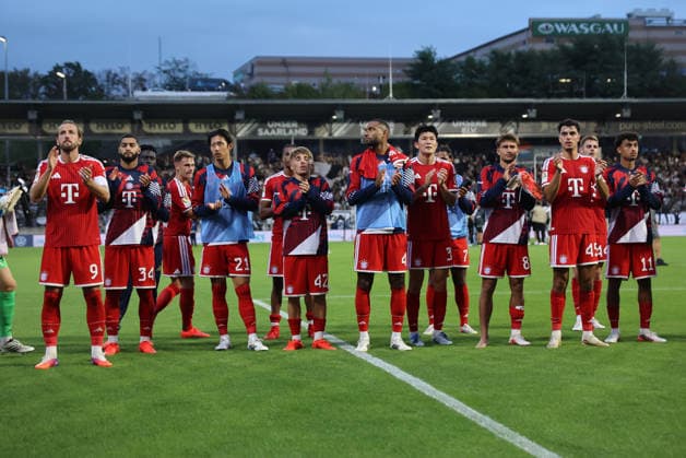 13.09.2026, Fussball, Herren, 1. Bundesliga, Saison 2026 2027, SV 07 Elversberg - FC Bayern München, Die Mannschaft (FC Bayern München) feiert den Sieg Elversberg Ursapharm-Arena an der Kaiserlinde Saarland Deutschland (DEU) Copyright: xFabianxKleerx