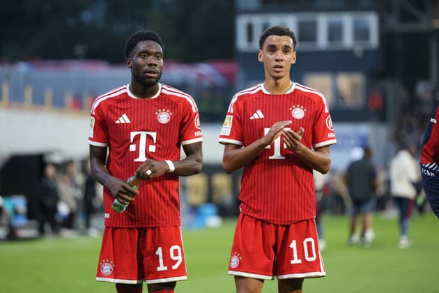 13.09.2026, Fussball, Herren, 1. Bundesliga, Saison 2026 2027, SV 07 Elversberg - FC Bayern München, Alphonso Davies (FC Bayern München), Jamal Musiala (FC Bayern München) Elversberg Ursapharm-Arena an der Kaiserlinde Saarland Deutschland (DEU) Copyright: xFabianxKleerx
