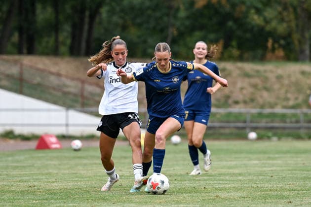 13.09.2026, Fußball, 2. Frauen-Bundesliga, 2026 2027, 6. Spieltag, SG 99 Andernach - Eintracht Frankfurt U20 Ina Keller (11 Andernach) und Amira Dahl (11 Frankfurt U20) kämpfen um den Ball.