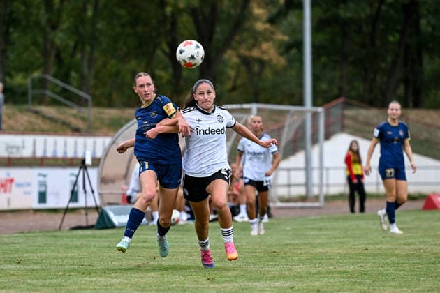 13.09.2026, Fußball, 2. Frauen-Bundesliga, 2026 2027, 6. Spieltag, SG 99 Andernach - Eintracht Frankfurt U20 Ina Keller (11 Andernach) und Jana Theijs (2 Frankfurt U20) kämpfen beide um den Ball.