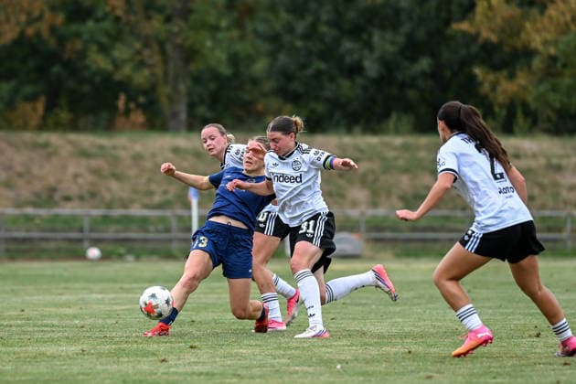 13.09.2026, Fußball, 2. Frauen-Bundesliga, 2026 2027, 6. Spieltag, SG 99 Andernach - Eintracht Frankfurt U20 Marlene Ganßer (13 Andernach) wird von Tessa Zimmermann (31 Frankfurt U20) und Mia Büchele in die Mangel genommen.