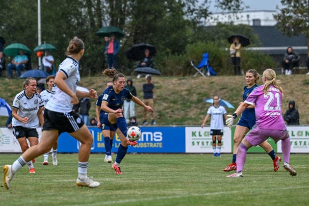 13.09.2026, Fußball, 2. Frauen-Bundesliga, 2026 2027, 6. Spieltag, SG 99 Andernach - Eintracht Frankfurt U20 Leonie Krump (10 Andernach) nimmt den Ball im Strafraum mit dem Fuß an.
