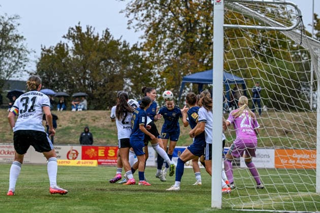 13.09.2026, Fußball, 2. Frauen-Bundesliga, 2026 2027, 6. Spieltag, SG 99 Andernach - Eintracht Frankfurt U20 Malou Müller (hinten mit der 27 Andernach) hatte eine gute Möglichkeit mit dem Kopf nach einer Ecke.