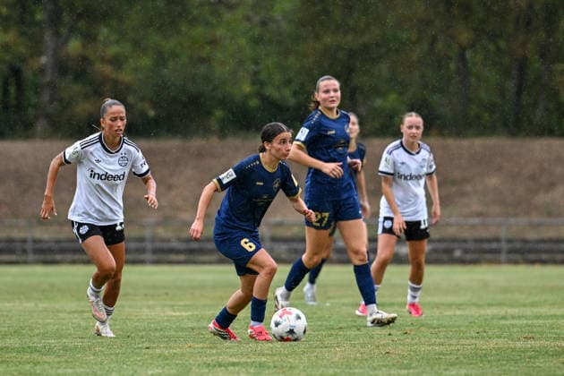 13.09.2026, Fußball, 2. Frauen-Bundesliga, 2026 2027, 6. Spieltag, SG 99 Andernach - Eintracht Frankfurt U20 Narjiss Ahamad (6 Andernach) mit dem Ball am Fuß im Mittelfeld.
