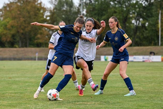 13.09.2026, Fußball, 2. Frauen-Bundesliga, 2026 2027, 6. Spieltag, SG 99 Andernach - Eintracht Frankfurt U20 Carolin Schraa (7 Andernach) versucht den Ball an Jana Theijs (2 Frankfurt U20) vorbei zu bekommen.