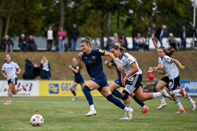 13.09.2026, Fußball, 2. Frauen-Bundesliga, 2026 2027, 6. Spieltag, SG 99 Andernach - Eintracht Frankfurt U20 Carolin Schraa (7 Andernach) entläuft Sophie Rapf (16 Frankfurt U20).
