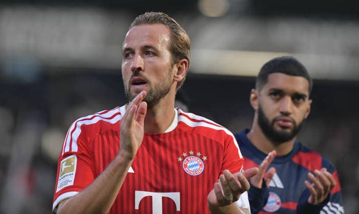 13.09.2026, xblx, Fussball 1.Bundesliga, SV Elversberg - FC Bayern München v.l. Harry Kane (FC Bayern Muenchen), Ismael Saibari (FC Bayern Muenchen), feiert feiern den Sieg mit den Fans (DFL DFB REGULATIONS PROHIBIT ANY USE OF PHOTOGRAPHS as IMAGE SEQUENCES and or QUASI-VIDEO) Elversberg