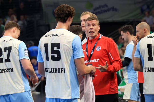 13.09.2026, GER Deutschland, Handball, 1.Bundesliga, 27.08.2026, Saison 2026 2027, Berlin, Fuechse Berlin vs Gummersbach Trainer Gudjon Valur Sigurdsson ( VfL Gummersbach ), Gummersbacher-Spielerkreis, MIRO SCHLUROFF ( VfL Gummersbach 15 ) nordphoto GmbH Engler Berlin Max-Schmeling-Halle Berlin Deutschland Copyright: xNordphotox xEnglerx
