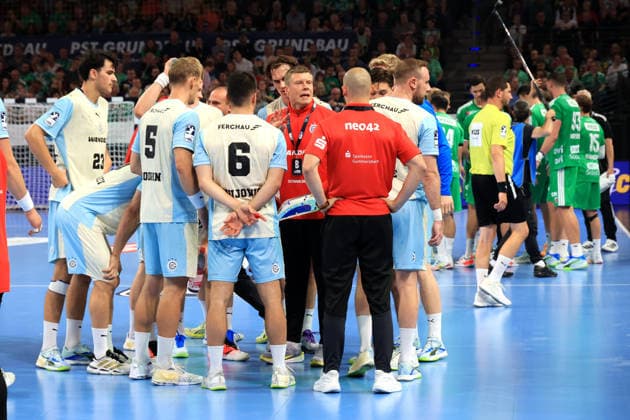 13.09.2026, GER Deutschland, Handball, 1.Bundesliga, 27.08.2026, Saison 2026 2027, Berlin, Fuechse Berlin vs Gummersbach Trainer Gudjon Valur Sigurdsson ( VfL Gummersbach ), Gummersbacher-Spielerkreis nordphoto GmbH Engler Berlin Max-Schmeling-Halle Berlin Deutschland Copyright: xNordphotox xEnglerx