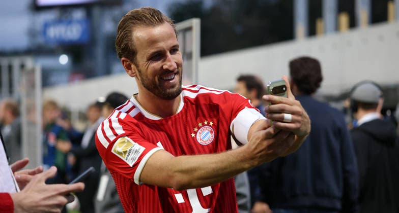 13.09.2026, Fussball, Herren, 1. Bundesliga, Saison 2026 2027, SV 07 Elversberg - FC Bayern München, Harry Kane (FC Bayern München) macht nach dem Spiel ein Selfie Elversberg Ursapharm-Arena an der Kaiserlinde Saarland Deutschland Copyright: xFabianxKleerx