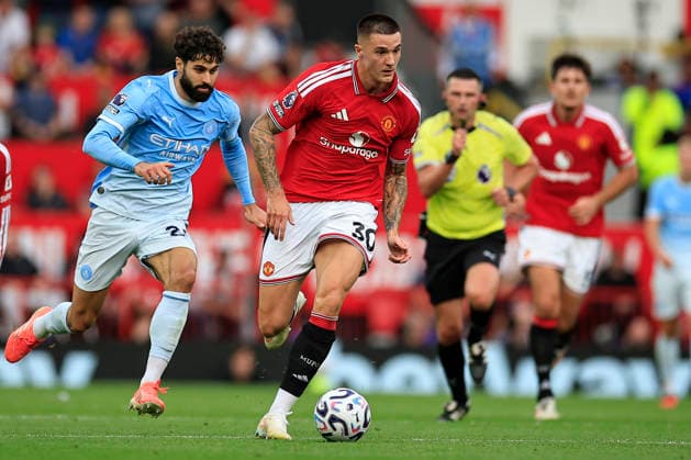 Manchester United, ManU v Manchester City, Premier League Benjamin Sesko (30) of Manchester United runs with the ball during the Premier League match between Manchester United and Manchester City at Old Trafford, Manchester, UK on 13 September 2026. Manchester Old Trafford Greater Manchester UK Editorial use only DataCo restrictions apply See www.football-dataco.com , Copyright: xConorxMolloyx PSI-24872-0056